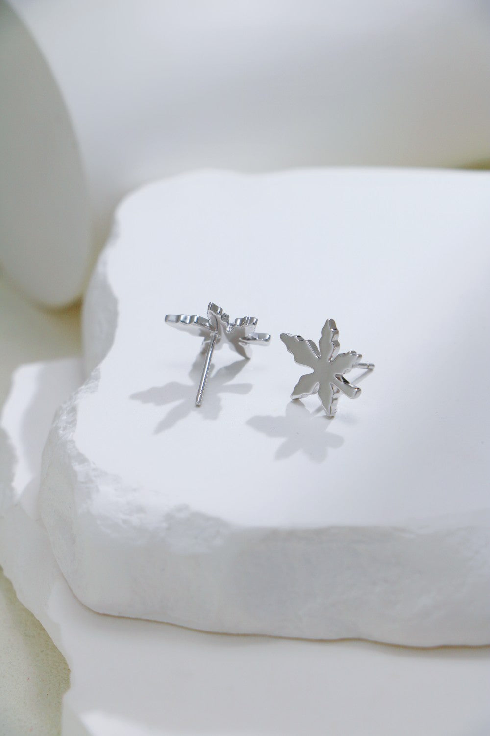 S925 Silver Maple Leaf Stud Earrings（Platinum）